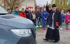 Poświęcenie nowego busa przez Księdza Proboszcza.