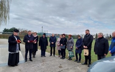 Uroczystość poświęcenia i przekazania nowego busa dla ZSP w Przewornie.