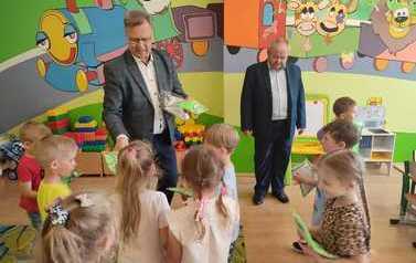 W&oacute;jt Gminy Przeworno z Uczniami ZSP w Przewornie.