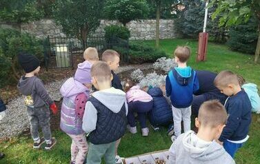 Dzieci z Zespołu Szkolno - Przedszkolnego w Przewornie sadzą cebulki żonkili. 