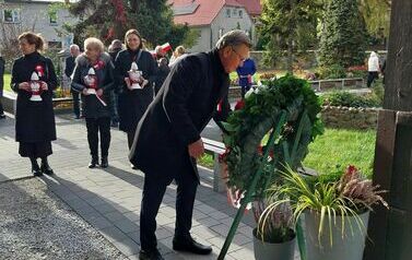 W&oacute;jt Gminy Przeworno składający wieniec pod krzyżem. 
