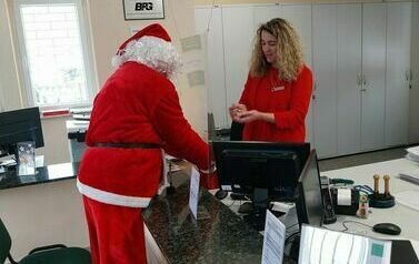 Święty Mikołaj odwiedzający bank w Przewornie. 