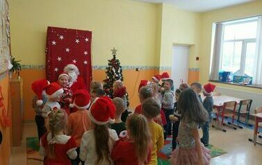 Święty Mikołaj z uczniami Zespołu Szkolno - Przedszkolnego w Przewornie.