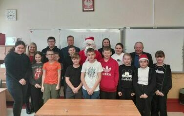 Święty Mikołaj, W&oacute;jt, Sekretarz Dyrektor oraz Uczniowie z Zespołu Szkolno - Przedszkolnego w Przewornie.