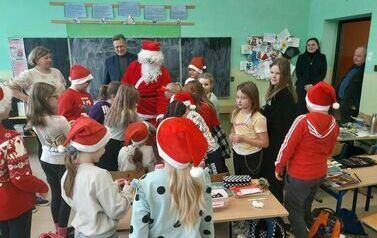 Święty Mikołaj, W&oacute;jt, Sekretarz Dyrektor oraz Uczniowie z Zespołu Szkolno - Przedszkolnego w Przewornie. 