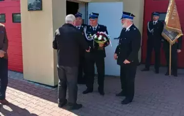 Wręczenie podziękowań dla emerytowanego pracownika Urzędu Gminy Przeworno zajmującego się bezpieczeństwem publicznym. 