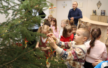 Wsp&oacute;lne ubieranie choinki 2025