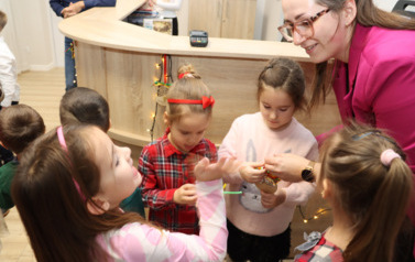 Wsp&oacute;lne ubieranie choinki 2025