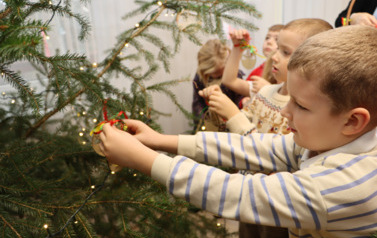 Wsp&oacute;lne ubieranie choinki 2025