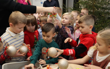 Wsp&oacute;lne ubieranie choinki 2025