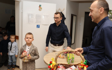 Wsp&oacute;lne ubieranie choinki 2025