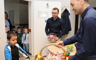 Wsp&oacute;lne ubieranie choinki 2025