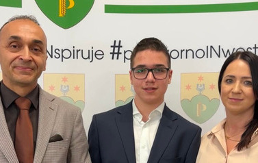 Gala Absolwent&oacute;w 2026_Uczniowie klas VIII wraz z rodzicami