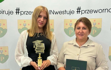 Gala Absolwent&oacute;w 2026_Uczniowie klas VIII wraz z rodzicami