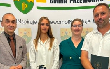 Gala Absolwent&oacute;w 2026_Uczniowie klas VIII wraz z rodzicami
