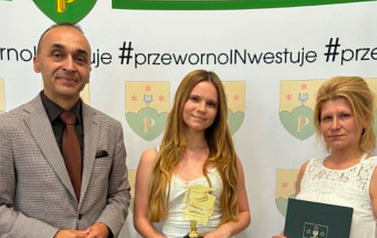 Gala Absolwent&oacute;w 2026_Uczniowie klas VIII wraz z rodzicami
