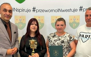 Gala Absolwent&oacute;w 2026_Uczniowie klas VIII wraz z rodzicami