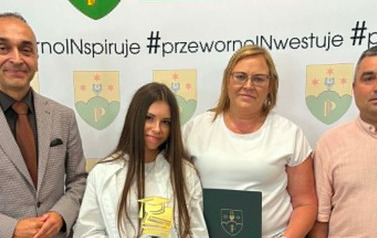 Gala Absolwent&oacute;w 2026_Uczniowie klas VIII wraz z rodzicami