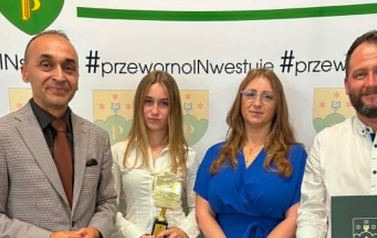 Gala Absolwent&oacute;w 2026_Uczniowie klas VIII wraz z rodzicami