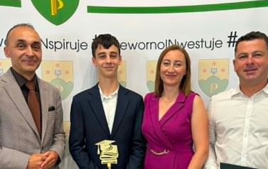 Gala Absolwent&oacute;w 2026_Uczniowie klas VIII wraz z rodzicami
