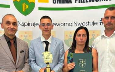 Gala Absolwent&oacute;w 2026_Uczniowie klas VIII wraz z rodzicami
