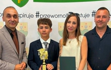 Gala Absolwent&oacute;w 2026_Uczniowie klas VIII wraz z rodzicami