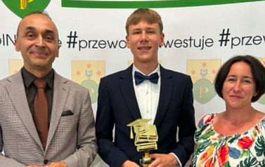 Gala Absolwent&oacute;w 2026_Uczniowie klas VIII wraz z rodzicami