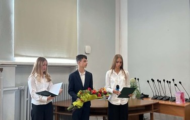 Gala Absolwent&oacute;w 2026_Uczniowie klas VIII wraz z rodzicami