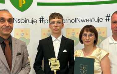 Gala Absolwent&oacute;w 2026_Uczniowie klas VIII wraz z rodzicami
