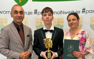 Gala Absolwent&oacute;w 2026_Uczniowie klas VII wraz z rodzicami