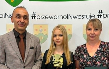 Gala Absolwent&oacute;w 2026_Uczniowie klas VIII wraz z rodzicami