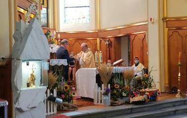 Ołtarz liturgiczny - w&oacute;jt przekazuje chleb księdzu 