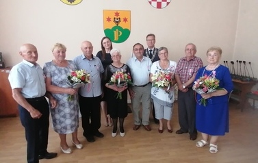 Zdjęcie grupowe przedstawiające pary uczestniczące w uroczystości 