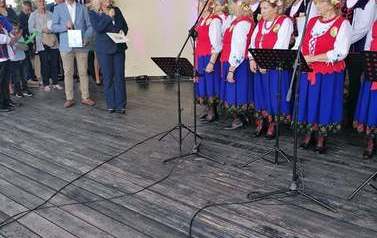 Na zdjęciu znajduje się zesp&oacute;ł ludowy 