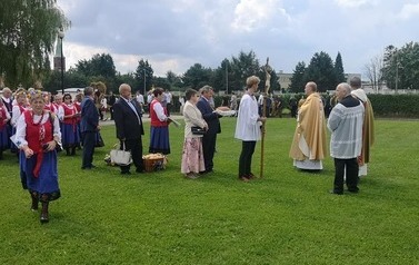 Procesja na Mszę Świętą Plenerową 