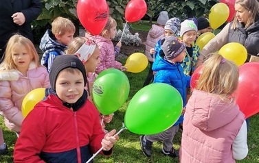 Na zdjęciu znajdują się dzieci z balonami