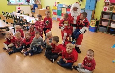 Święty Mikołaj z dziećmi w ZSP w Przewornie. 