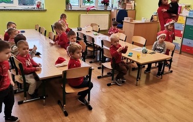 Święty Mikołaj z dziećmi w ZSP w Przewornie. 