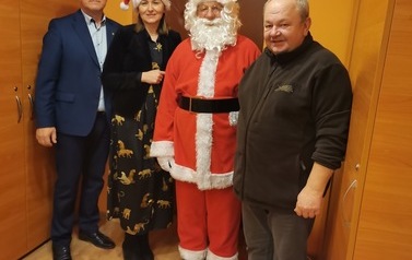 Na zdjęciu W&oacute;jt Gminy Przeworno, Sekretarz Gminy Przeworno, Święty Mikołaj oraz Dyrektor ZSP w Przewornie. 
