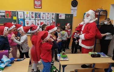 Święty Mikołaj z dziećmi w ZSP w Przewornie. 