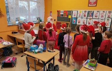 Święty Mikołaj z dziećmi w ZSP w Przewornie. 
