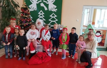 Święty Mikołaj z dziećmi w Przedszkolu w Jegłowej. 