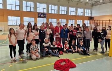 Święty Mikołaj z dziećmi w ZSP w Przewornie. 