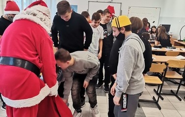 Święty Mikołaj z dziećmi w ZSP w Przewornie. 