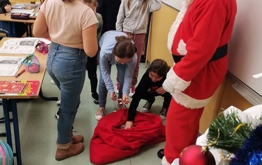 Święty Mikołaj z dziećmi w ZSP w Przewornie. 