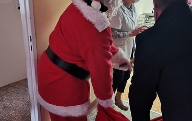 Święty Mikołaj w Ośrodku Zdrowia w Przewornie. 