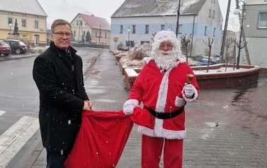 Święty Mikołaj z W&oacute;jtem Gminy Przeworno na rynku w Przewornie. 