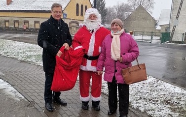 Święty Mikołaj z mieszkańcami Gminy Przeworno.