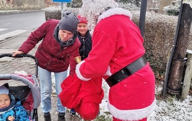 Święty Mikołaj z mieszkańcami Gminy Przeworno.
