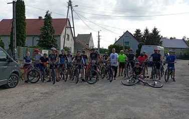Na zdjęciu grupa rowerzyst&oacute;w. 
